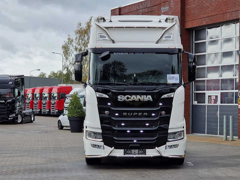 Scania R560 Highline 4x2 - Like new - Full spec - Facelift - Retarder - Night clima - Full air - Alloy wheels - Sattelzugmaschine: das Bild 2 Scania R560 Highline 4x2 - Like new - Full spec - Facelift - Retarder - Night clima - Full air - Alloy wheels - Sattelzugmaschine: das Bild 2