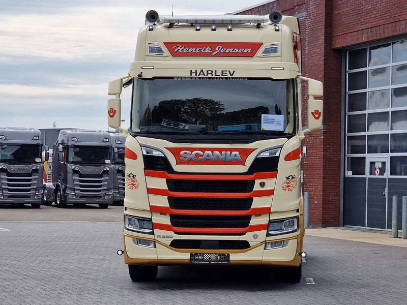 Scania R580 V8 NGS Highline 6x2 - PTO/Hydraulic - 2.95 WB - Retarder - Night clima - Custom interior - Sattelzugmaschine: das Bild 2 Scania R580 V8 NGS Highline 6x2 - PTO/Hydraulic - 2.95 WB - Retarder - Night clima - Custom interior - Sattelzugmaschine: das Bild 2