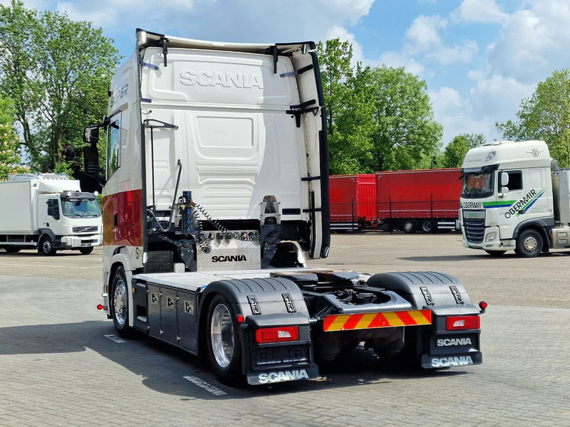 Scania S520 V8 NGS Highline 4x2 - Low deck - Retarder - Custom interior - Night clima - Full air - Led - Navi - Sattelzugmaschine: das Bild 5 Scania S520 V8 NGS Highline 4x2 - Low deck - Retarder - Custom interior - Night clima - Full air - Led - Navi - Sattelzugmaschine: das Bild 5
