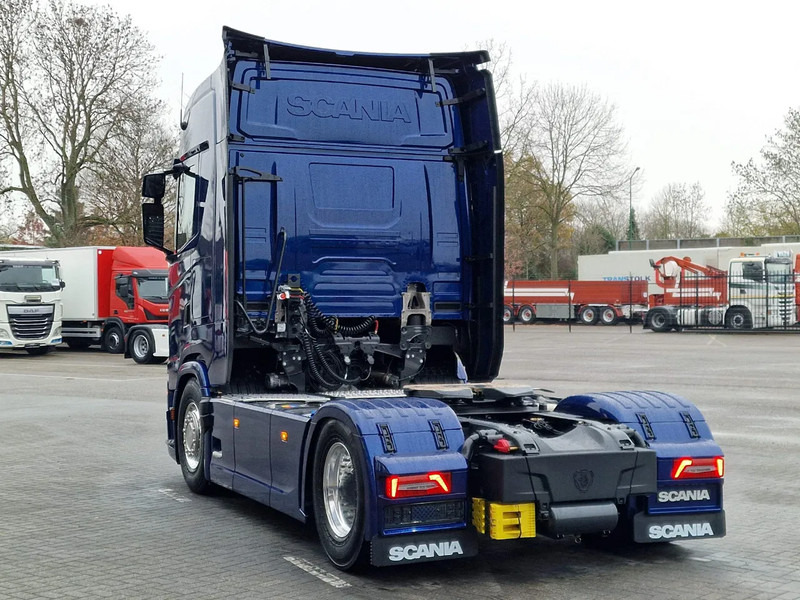 Scania S560 Highline 4x2 - Full spec - Retader - Night clima - Full air - Facelift - 2x tank - Sattelzugmaschine: das Bild 5 Scania S560 Highline 4x2 - Full spec - Retader - Night clima - Full air - Facelift - 2x tank - Sattelzugmaschine: das Bild 5