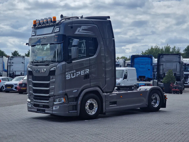 Scania S560 Highline 4x2 - Like new - Night clima - Full air - Custom bumper - Lightbar - Sattelzugmaschine: das Bild 3 Scania S560 Highline 4x2 - Like new - Night clima - Full air - Custom bumper - Lightbar - Sattelzugmaschine: das Bild 3