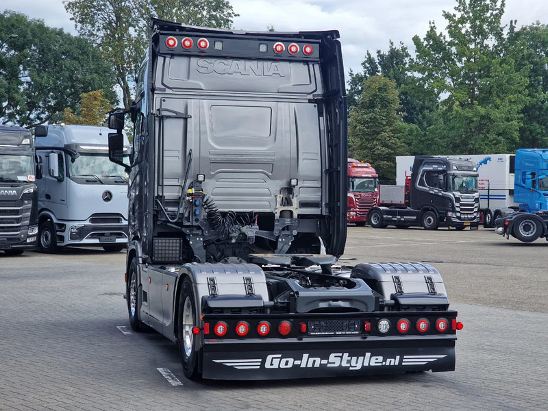 Scania S560 Highline 4x2 - Like new - Night clima - Full air - Custom bumper - Lightbar - Sattelzugmaschine: das Bild 5 Scania S560 Highline 4x2 - Like new - Night clima - Full air - Custom bumper - Lightbar - Sattelzugmaschine: das Bild 5