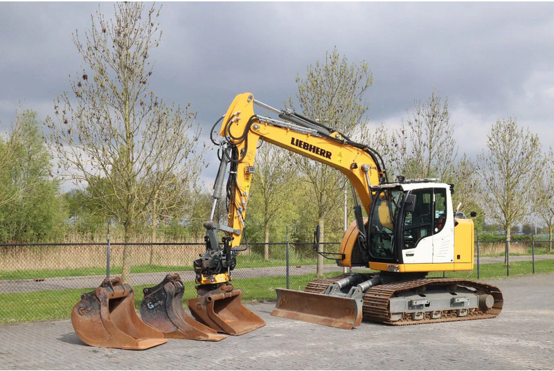 Liebherr R914 COMPACT S | ROTOTILT | 3X BUCKET | DOZERBLADE - Kettenbagger: das Bild 2 Liebherr R914 COMPACT S | ROTOTILT | 3X BUCKET | DOZERBLADE - Kettenbagger: das Bild 2