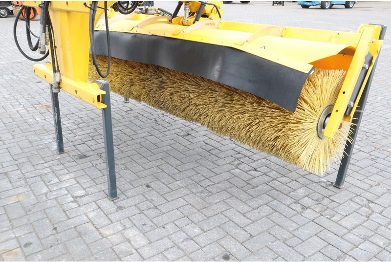 STARK RSW 3000 S | SWEEPER | BRUSH | KEHRMASCHINE | WATER SPRAY - Kehrbesen: das Bild 4 STARK RSW 3000 S | SWEEPER | BRUSH | KEHRMASCHINE | WATER SPRAY - Kehrbesen: das Bild 4