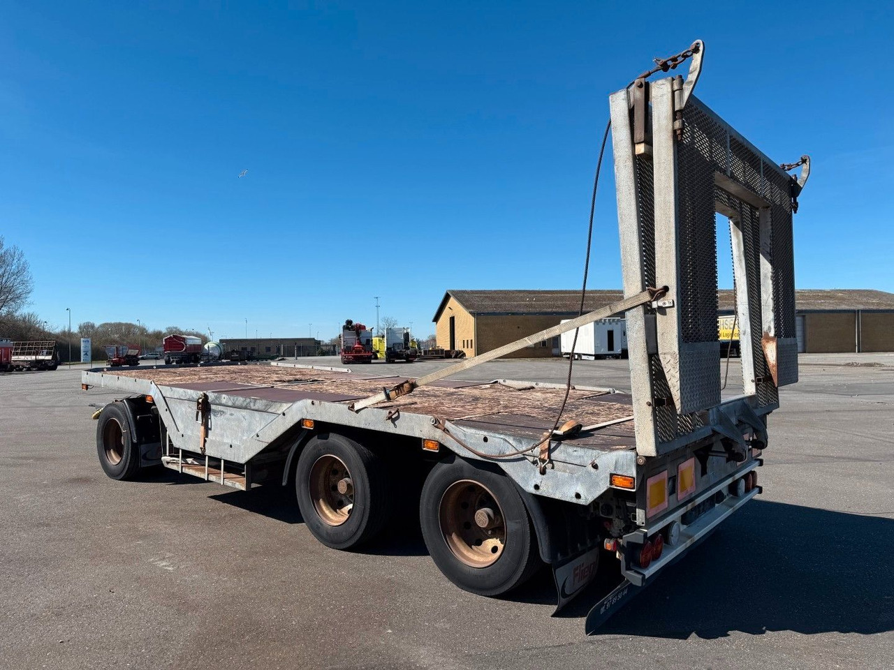 Fliegl FLT328 3 achser Maschinenanhänger mit Radkasten - Tieflader Anhänger: das Bild 5 Fliegl FLT328 3 achser Maschinenanhänger mit Radkasten - Tieflader Anhänger: das Bild 5