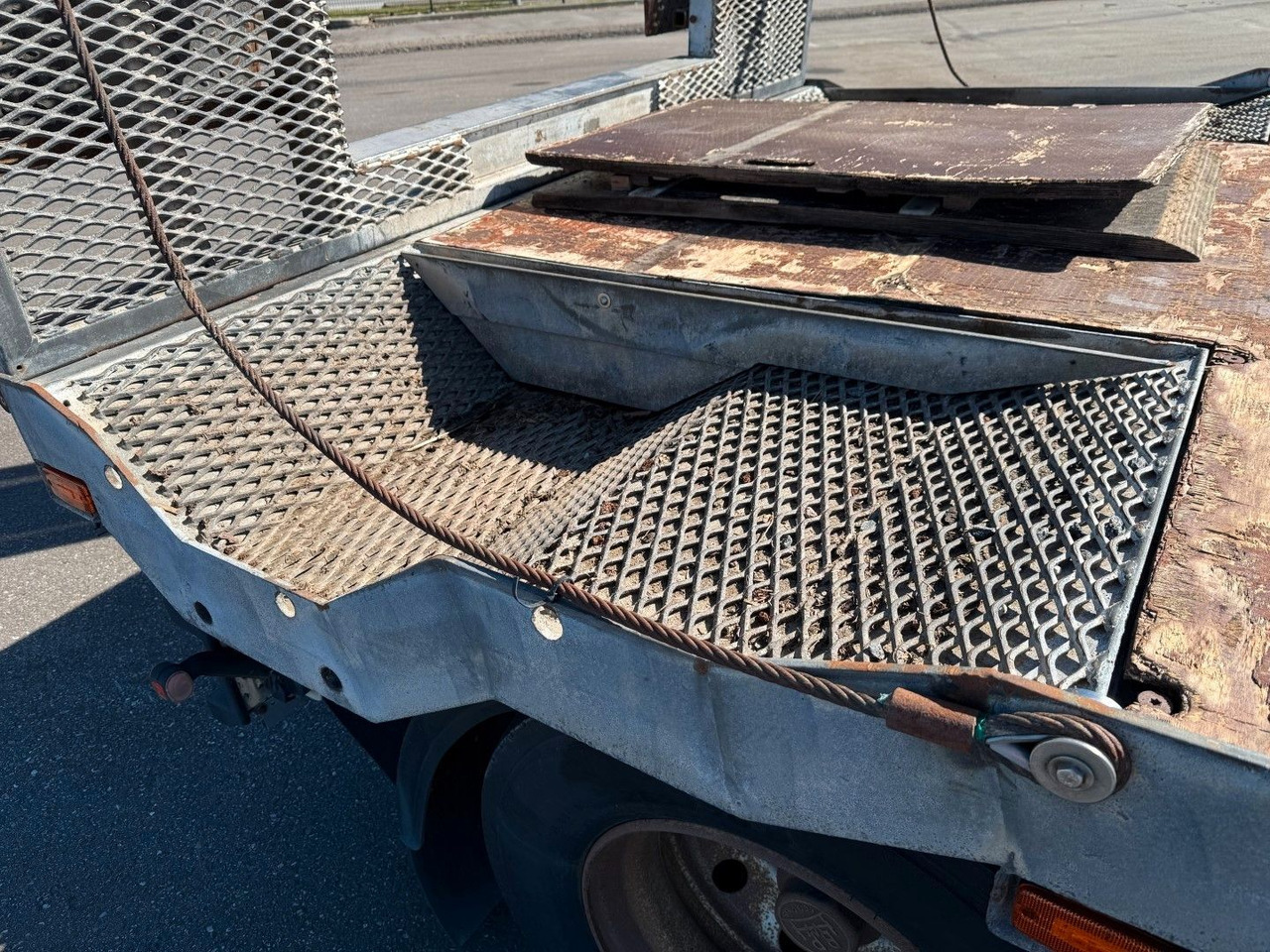 Tieflader Anhänger Fliegl FLT328 3 achser Maschinenanhänger mit Radkasten: das Bild 7