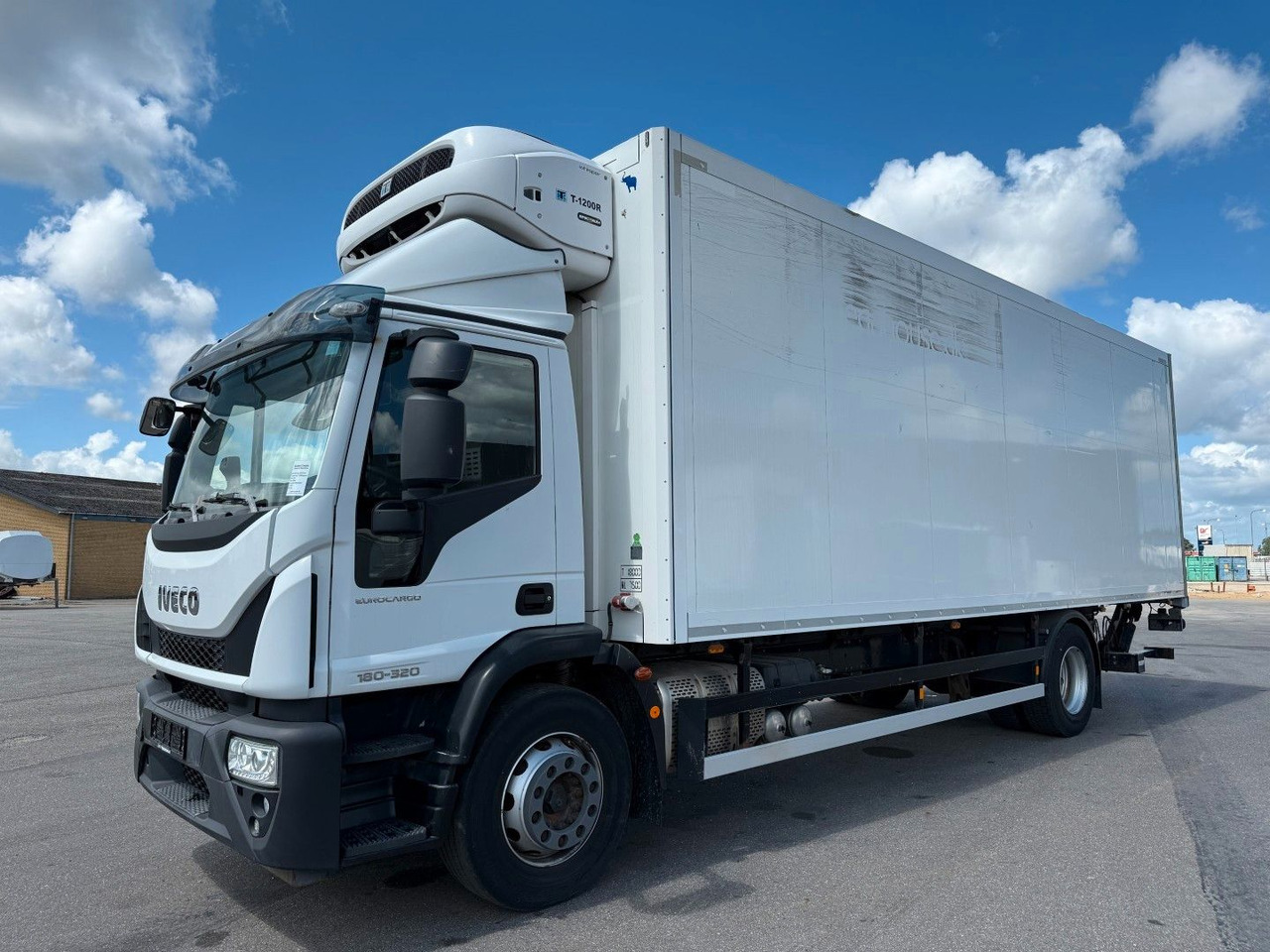 Iveco 180E32 4x2 Schmitz / Thermo King T-1200R Spectru Iveco 180E32 4x2 Schmitz / Thermo King T-1200R Spectru - Kühlkoffer LKW: das Bild 1 Iveco 180E32 4x2 Schmitz / Thermo King T-1200R Spectru Iveco 180E32 4x2 Schmitz / Thermo King T-1200R Spectru - Kühlkoffer LKW: das Bild 1