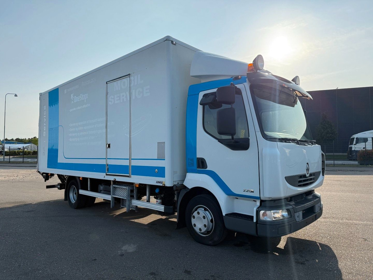 Renault Midlum 220 DXI 4x2 6.0 Box / Koffer - Koffer LKW: das Bild 2 Renault Midlum 220 DXI 4x2 6.0 Box / Koffer - Koffer LKW: das Bild 2