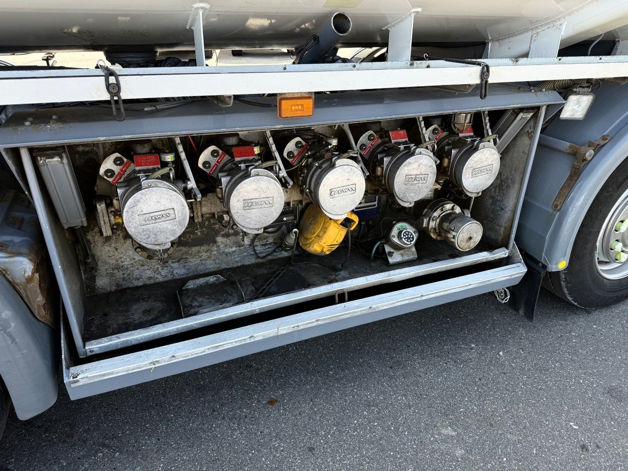 Tankwagen Scania G480 8x2*6 24.000 L / 5 compartments / ADR Tank: das Bild 14