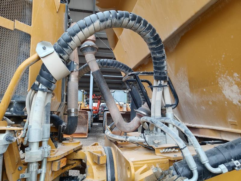 Knickgelenkter Dumper Caterpillar 740GC: das Bild 8