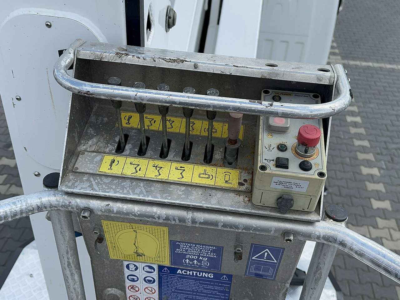 LKW mit Arbeitsbühne Nissan Cabstar: das Bild 12