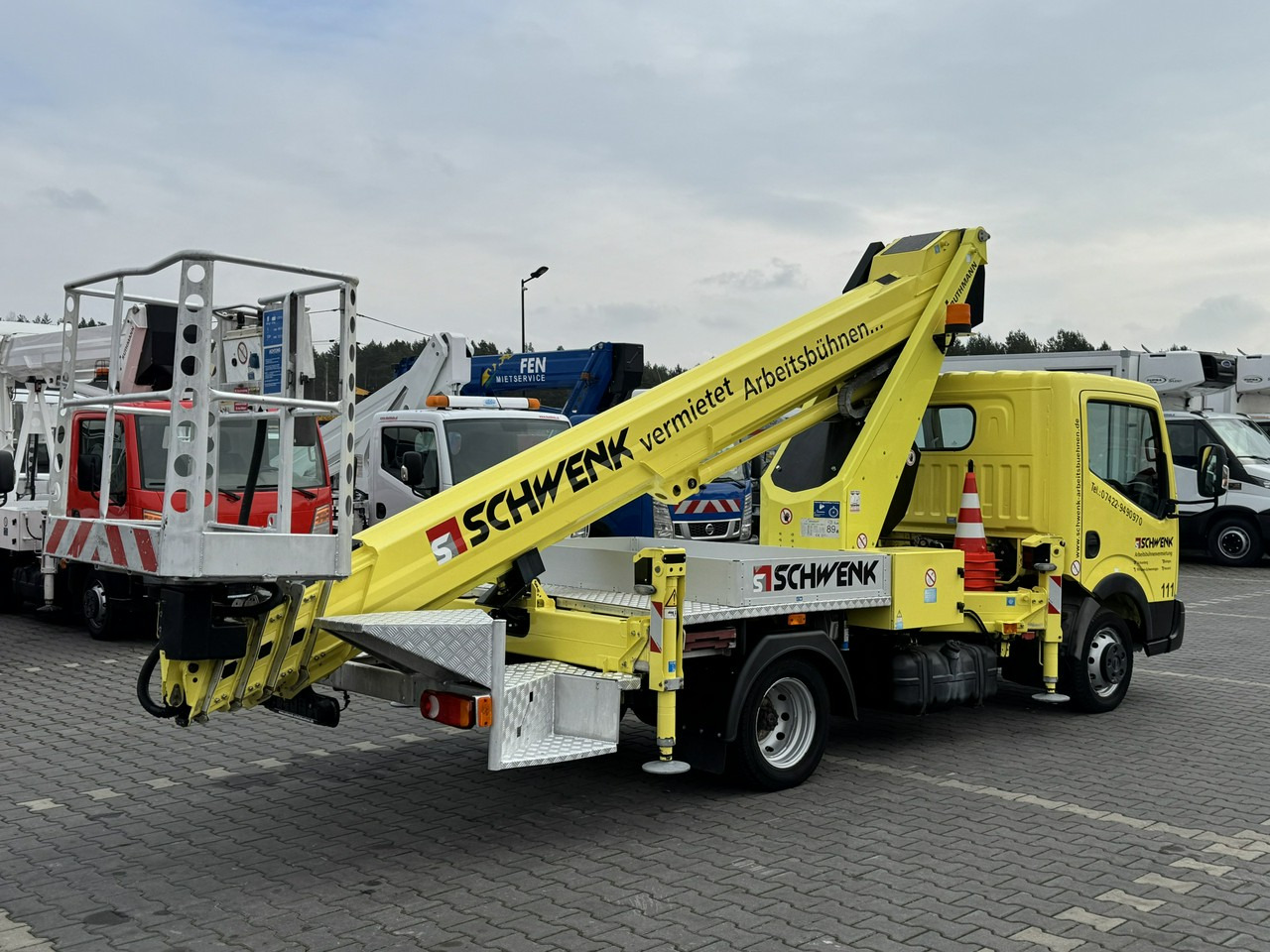 Nissan Cabstar - LKW mit Arbeitsbühne: das Bild 3 Nissan Cabstar - LKW mit Arbeitsbühne: das Bild 3