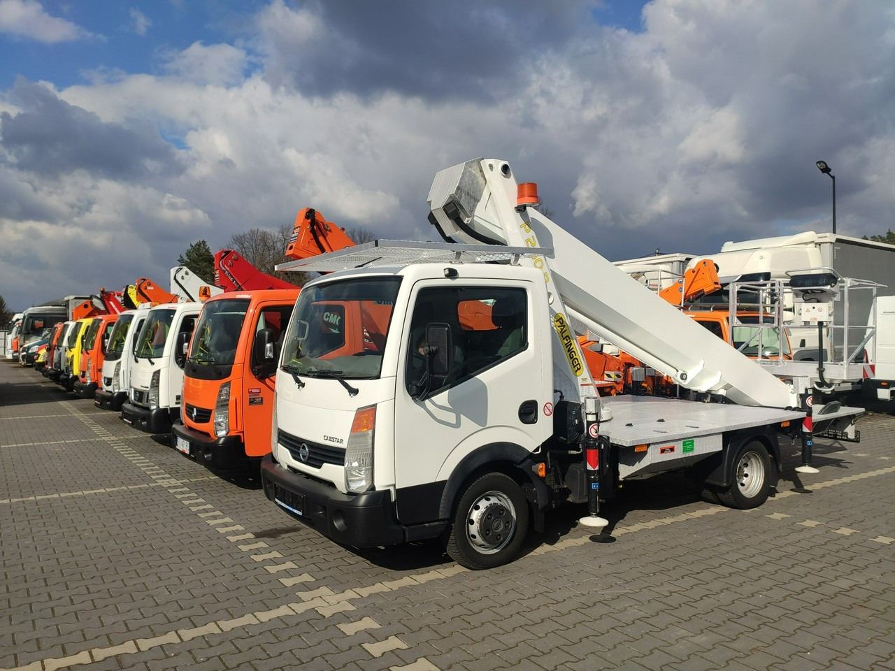 Nissan Cabstar - LKW mit Arbeitsbühne: das Bild 2 Nissan Cabstar - LKW mit Arbeitsbühne: das Bild 2