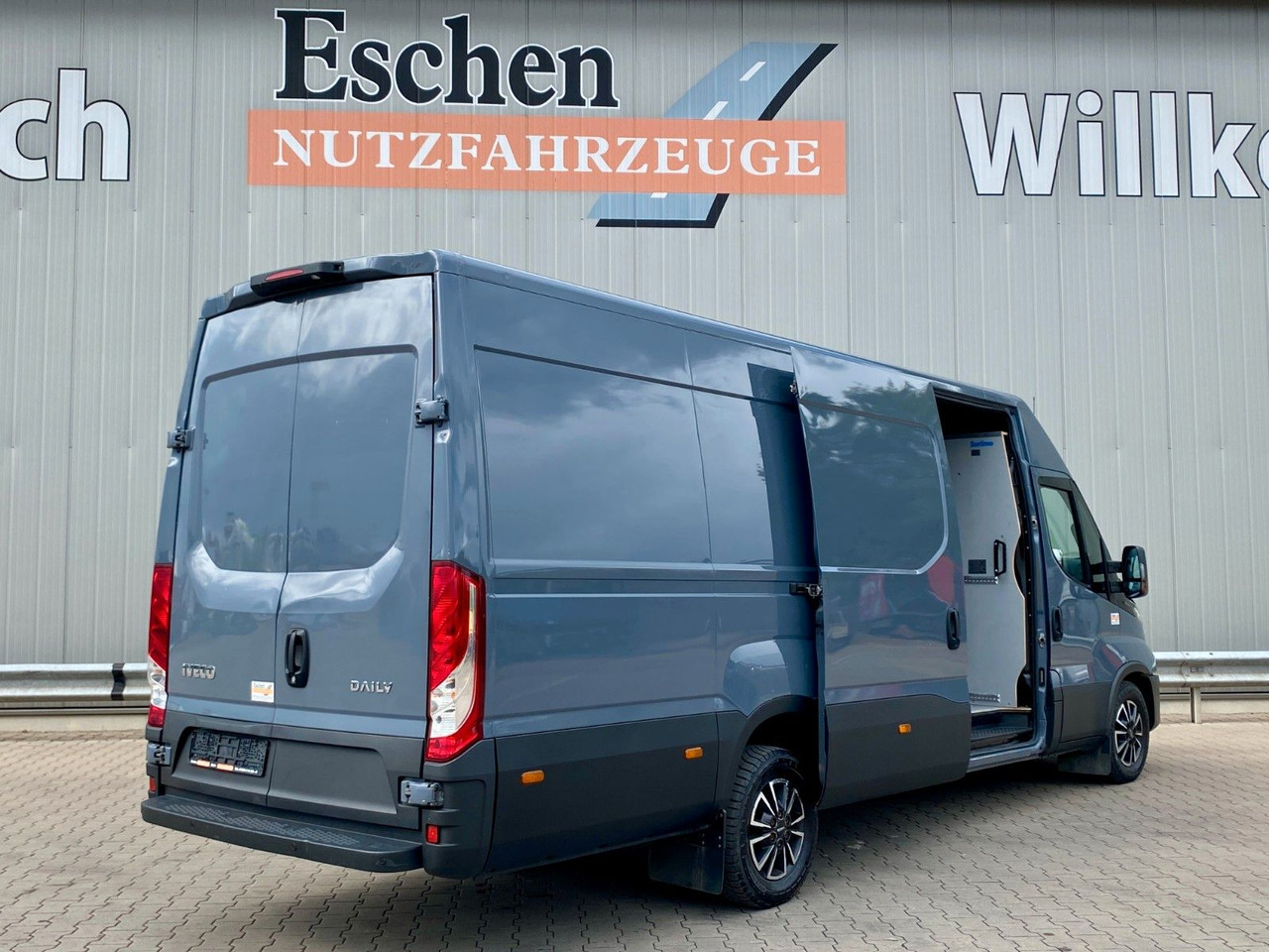Iveco 35 S 16 Daily | Schiebetür*Kamera*Navi*AC*1.Hand - Personentransporter: das Bild 5 Iveco 35 S 16 Daily | Schiebetür*Kamera*Navi*AC*1.Hand - Personentransporter: das Bild 5