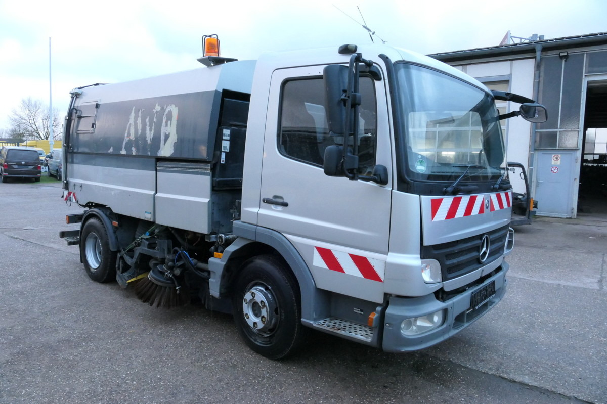 MERCEDES-BENZ Atego 1018 Rechtslenker Schmidt SK 500 R Rückfah - Kehrmaschine: das Bild 3 MERCEDES-BENZ Atego 1018 Rechtslenker Schmidt SK 500 R Rückfah - Kehrmaschine: das Bild 3