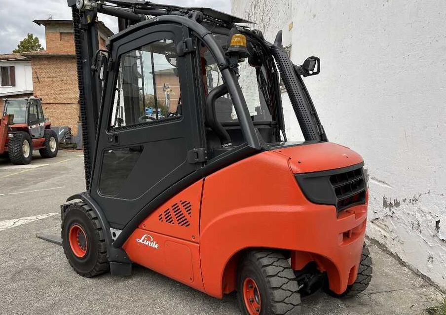 Linde H 35 D-02/393 - Dieselstapler: das Bild 2 Linde H 35 D-02/393 - Dieselstapler: das Bild 2