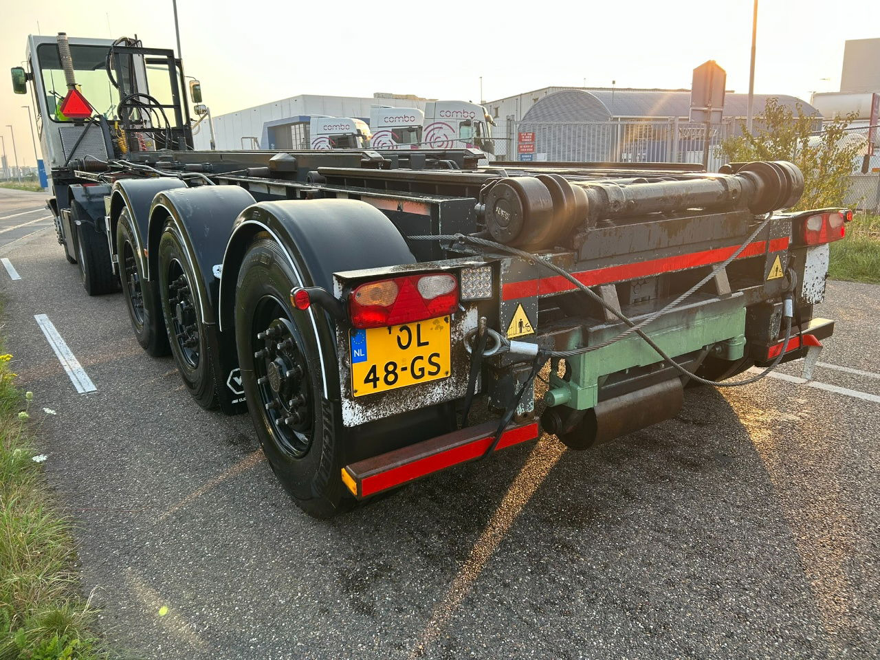 Van Hool Cable system 90 tipping / disc brakes bpw / lifting axle / remote control - Container/ Wechselfahrgestell Auflieger: das Bild 3 Van Hool Cable system 90 tipping / disc brakes bpw / lifting axle / remote control - Container/ Wechselfahrgestell Auflieger: das Bild 3