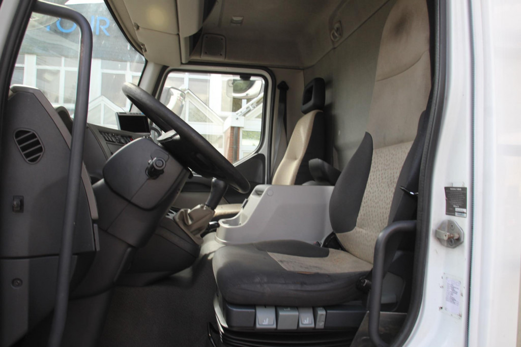 Renault Midlum 220 E5 CS 850 Strom LBW Seiten Tür FRC - Kühlkoffer LKW: das Bild 2 Renault Midlum 220 E5 CS 850 Strom LBW Seiten Tür FRC - Kühlkoffer LKW: das Bild 2