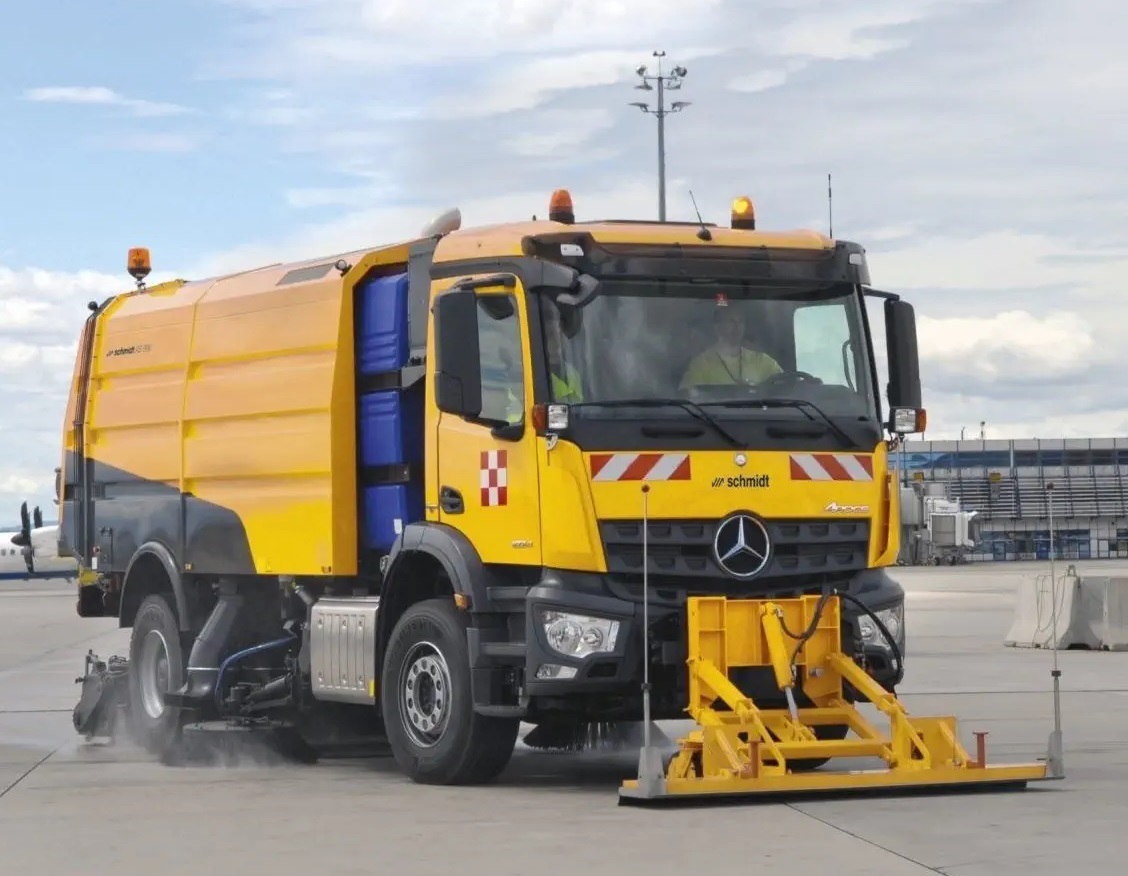 Runway Sweeper Schmidt AS990 - Kehrmaschine: das Bild 5 Runway Sweeper Schmidt AS990 - Kehrmaschine: das Bild 5