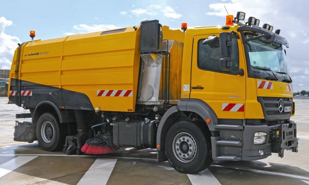 Runway Sweeper Schmidt AS990 - Kehrmaschine: das Bild 3 Runway Sweeper Schmidt AS990 - Kehrmaschine: das Bild 3