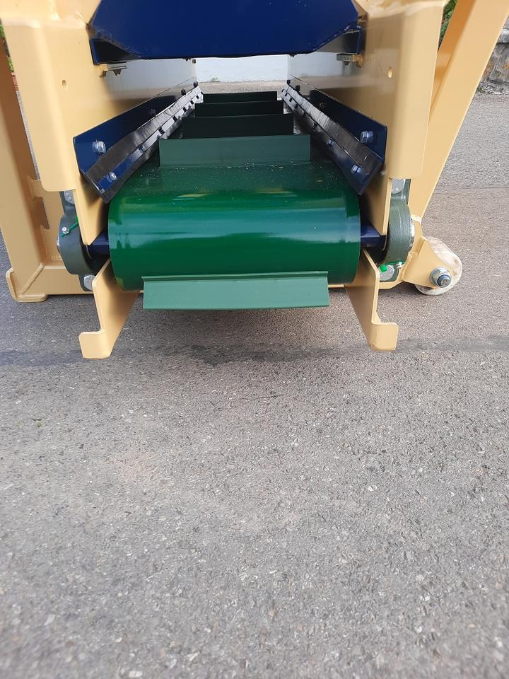 Liegeboxen Einstreugerät Futterverteilgerät Hoflader Radlader Cat - Fütterungstechnik: das Bild 5 Liegeboxen Einstreugerät Futterverteilgerät Hoflader Radlader Cat - Fütterungstechnik: das Bild 5