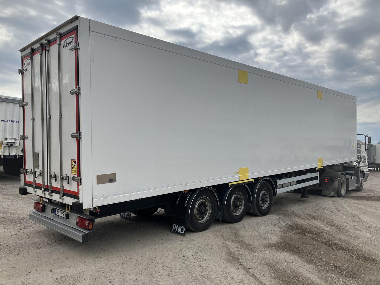 EKERI REEFER OPENSIDE - DOUPLESTOCK - HUCKEPACK - Kühlkoffer Auflieger: das Bild 4 EKERI REEFER OPENSIDE - DOUPLESTOCK - HUCKEPACK - Kühlkoffer Auflieger: das Bild 4