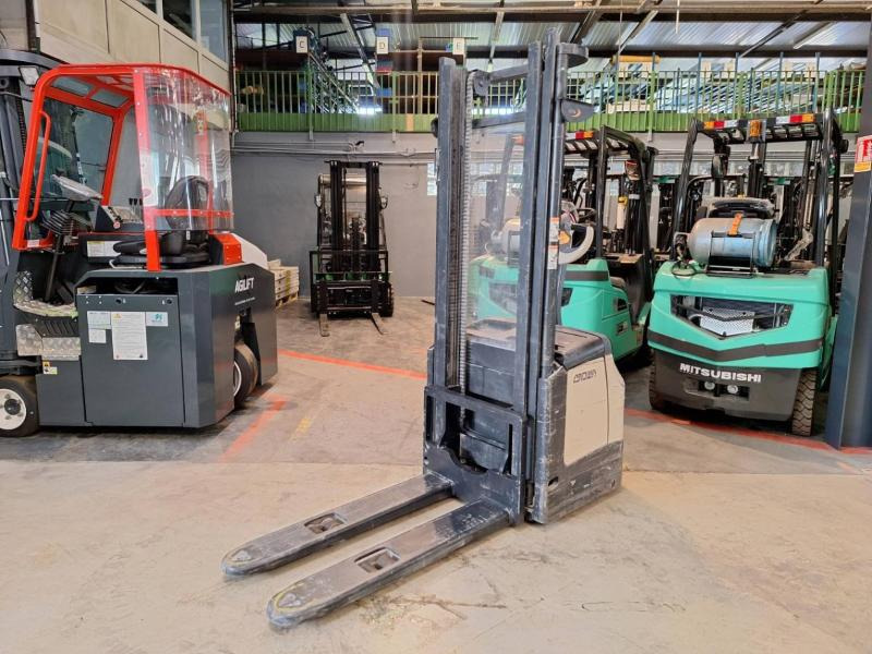 Crown ES4000-1.6 - Hochhubwagen: das Bild 2 Crown ES4000-1.6 - Hochhubwagen: das Bild 2