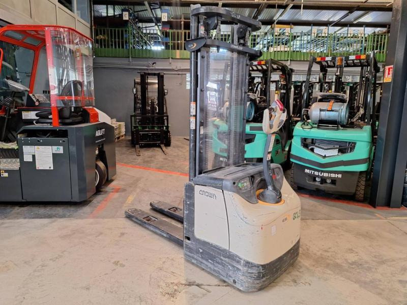 Crown ES4000-1.6 - Hochhubwagen: das Bild 5 Crown ES4000-1.6 - Hochhubwagen: das Bild 5