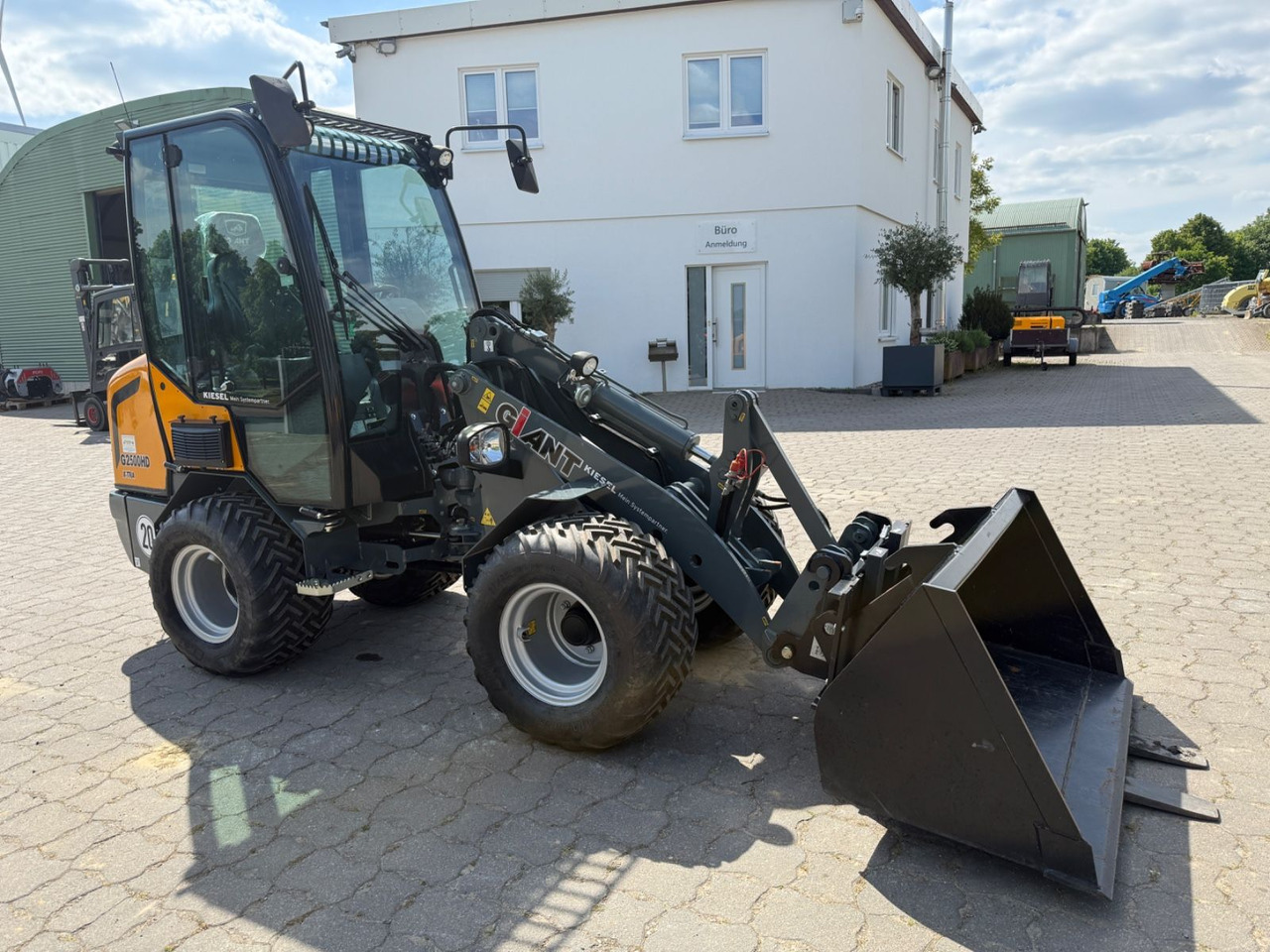 Giant G2500 HD X-TRA, Bj 20, SW, Schaufel, Gabel - Radlader: das Bild 3 Giant G2500 HD X-TRA, Bj 20, SW, Schaufel, Gabel - Radlader: das Bild 3