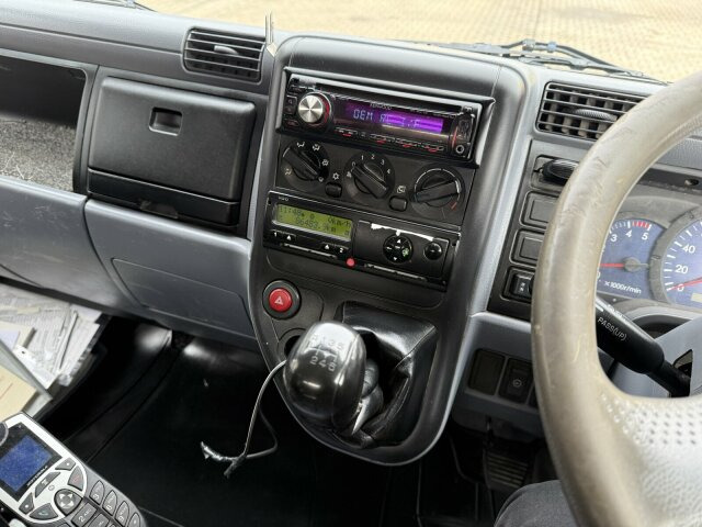 Mitsubishi Canter FUSO Kehrmaschine BROCK SL140 4 m³ - Kehrmaschine: das Bild 3 Mitsubishi Canter FUSO Kehrmaschine BROCK SL140 4 m³ - Kehrmaschine: das Bild 3