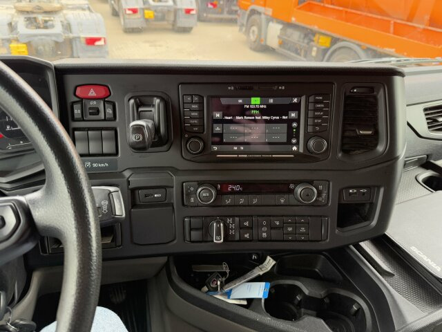 Scania G450 XT 4x4 Euro 6 SZM Kipphydraulik Blatt/ Luft - Sattelzugmaschine: das Bild 3 Scania G450 XT 4x4 Euro 6 SZM Kipphydraulik Blatt/ Luft - Sattelzugmaschine: das Bild 3