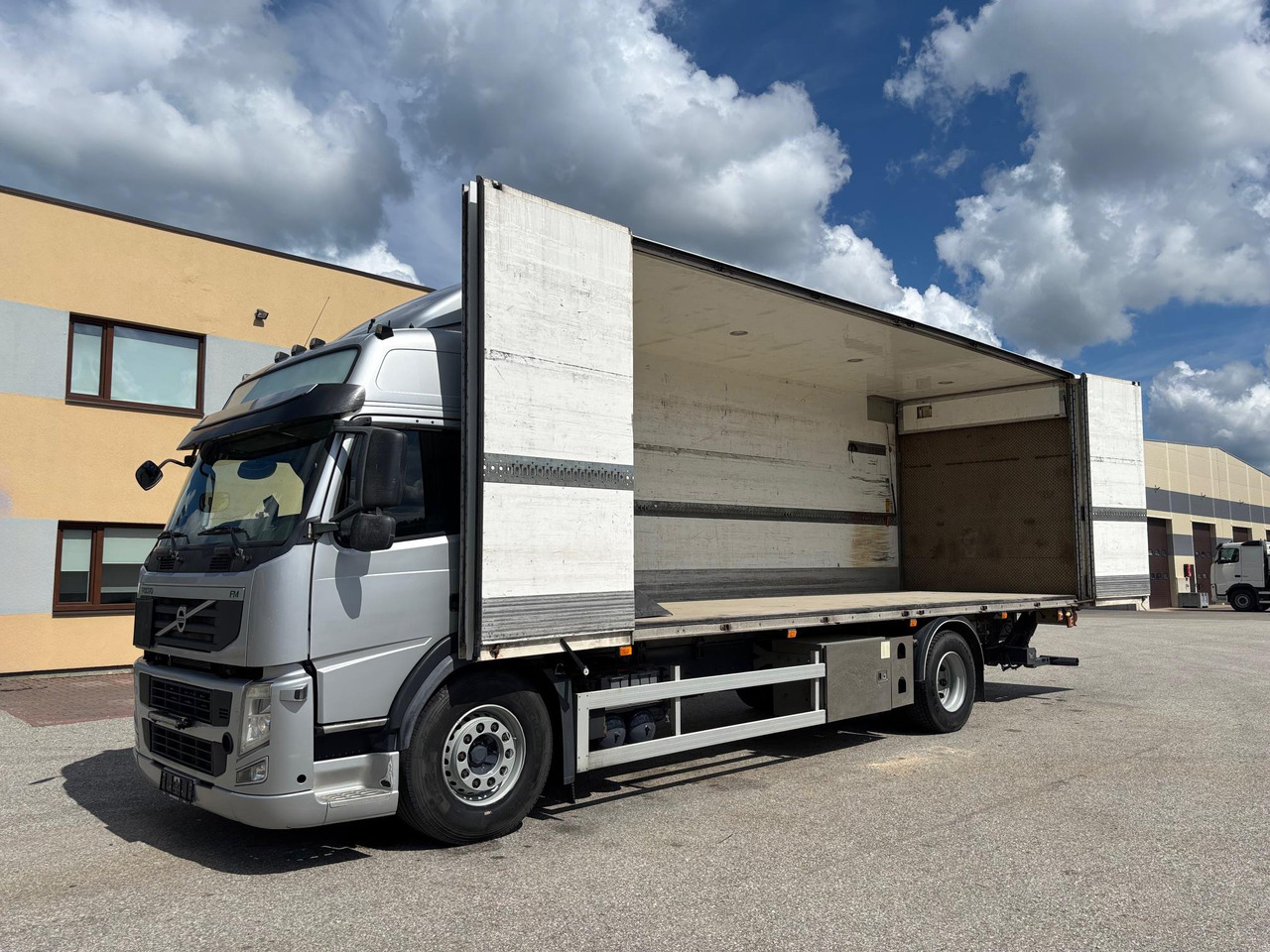 VOLVO FM330 - Koffer LKW: das Bild 4 VOLVO FM330 - Koffer LKW: das Bild 4
