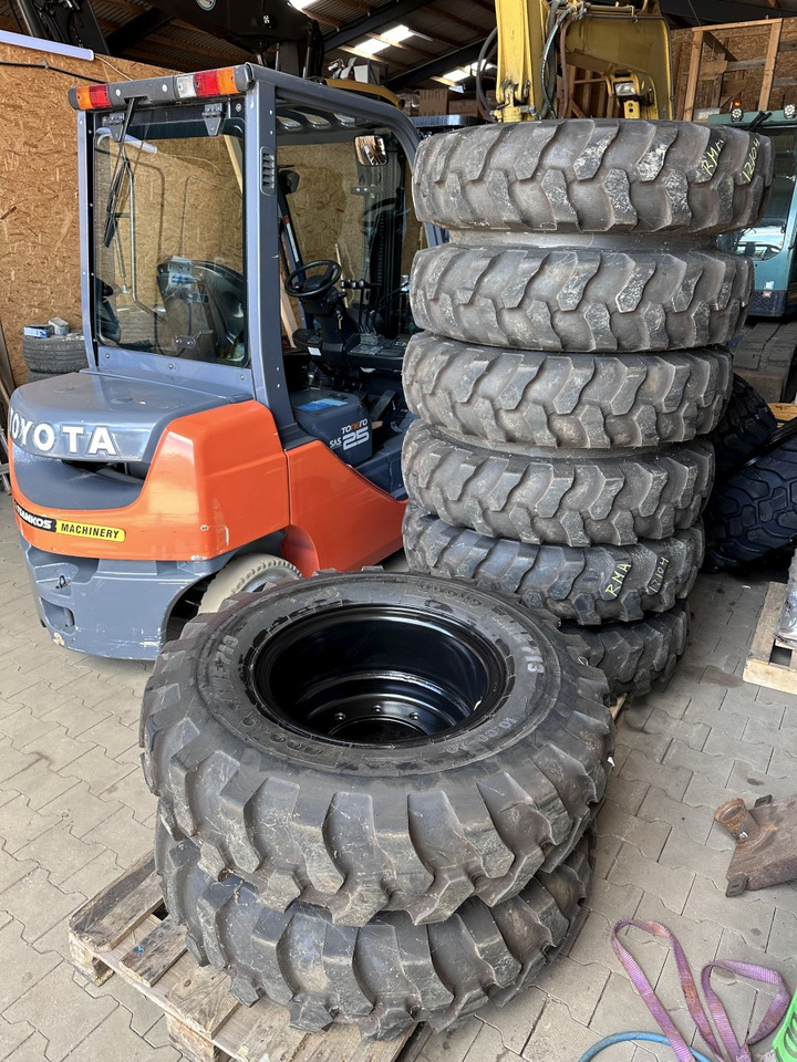 Apollo 10.00 - 20 Apollo Kompletträder - Complet tires - Reifen für Mobilbagger: das Bild 1 Apollo 10.00 - 20 Apollo Kompletträder - Complet tires - Reifen für Mobilbagger: das Bild 1