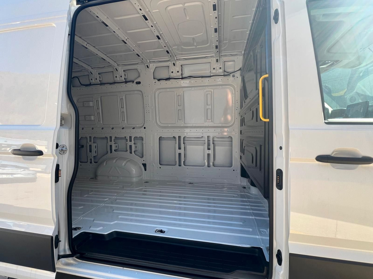 Volkswagen Crafter Kasten 35 L3H3 140 Kamera-Temp-Lager - Kastenwagen: das Bild 4 Volkswagen Crafter Kasten 35 L3H3 140 Kamera-Temp-Lager - Kastenwagen: das Bild 4