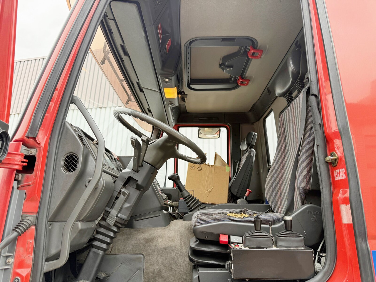 EuroTech 240E38 6x2-4 EuroTech 240E38 6x2-4, Lift-/Lenkachse, Seilwinde, Kran Hiab 100 - Abrollkipper, Autokran: das Bild 3 EuroTech 240E38 6x2-4 EuroTech 240E38 6x2-4, Lift-/Lenkachse, Seilwinde, Kran Hiab 100 - Abrollkipper, Autokran: das Bild 3