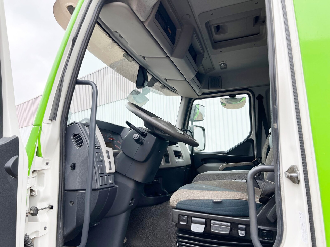 FE 320 4x2 FE 320 4x2 mit Zepro LBW - Koffer LKW: das Bild 2 FE 320 4x2 FE 320 4x2 mit Zepro LBW - Koffer LKW: das Bild 2