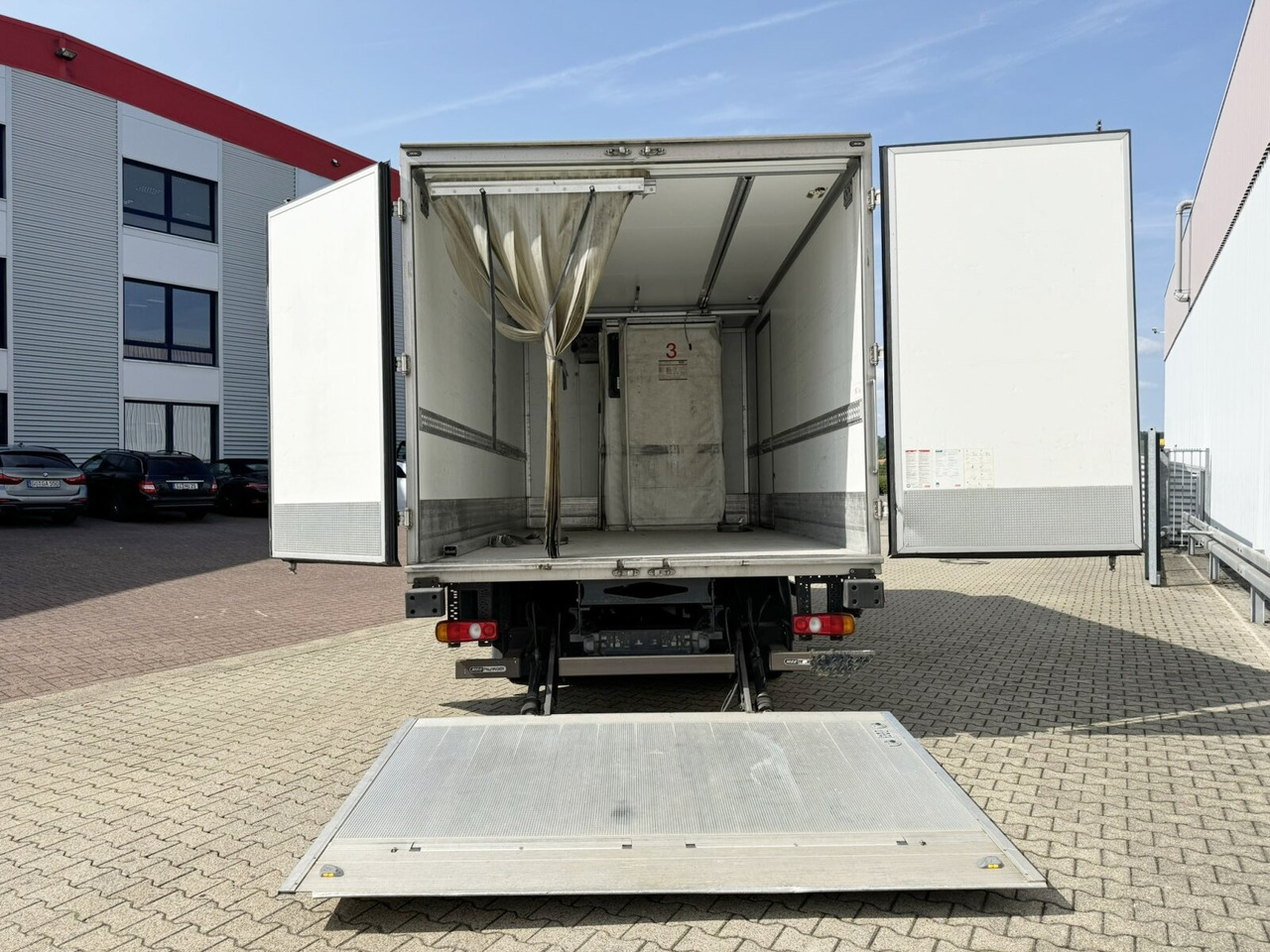 Mitsubishi Canter Fuso 7C15 4x2 Canter Fuso 7C15 4x2, Kühler, LBW - LKW: das Bild 2 Mitsubishi Canter Fuso 7C15 4x2 Canter Fuso 7C15 4x2, Kühler, LBW - LKW: das Bild 2