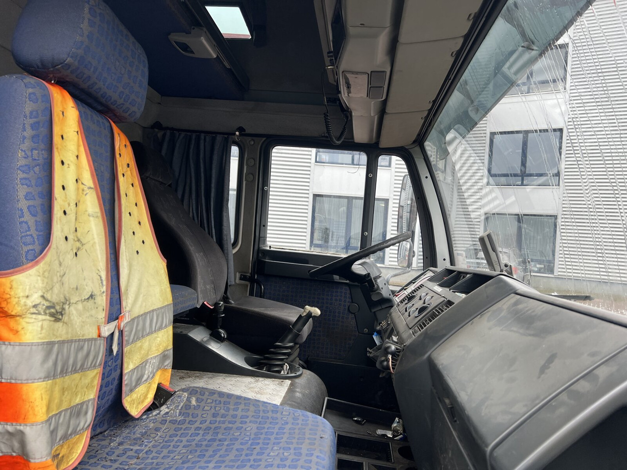 MAN LE 14.280 4x2 L LE 14.280 4x2 L, Maschinentransporter, 2x AHK - Pritsche LKW: das Bild 5 MAN LE 14.280 4x2 L LE 14.280 4x2 L, Maschinentransporter, 2x AHK - Pritsche LKW: das Bild 5