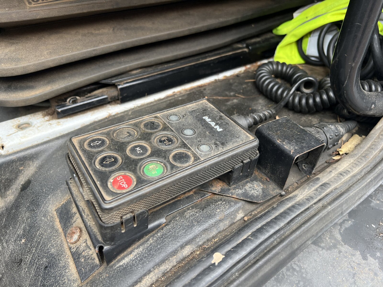 MAN LE 14.280 4x2 L LE 14.280 4x2 L, Maschinentransporter, 2x AHK - Pritsche LKW: das Bild 3 MAN LE 14.280 4x2 L LE 14.280 4x2 L, Maschinentransporter, 2x AHK - Pritsche LKW: das Bild 3
