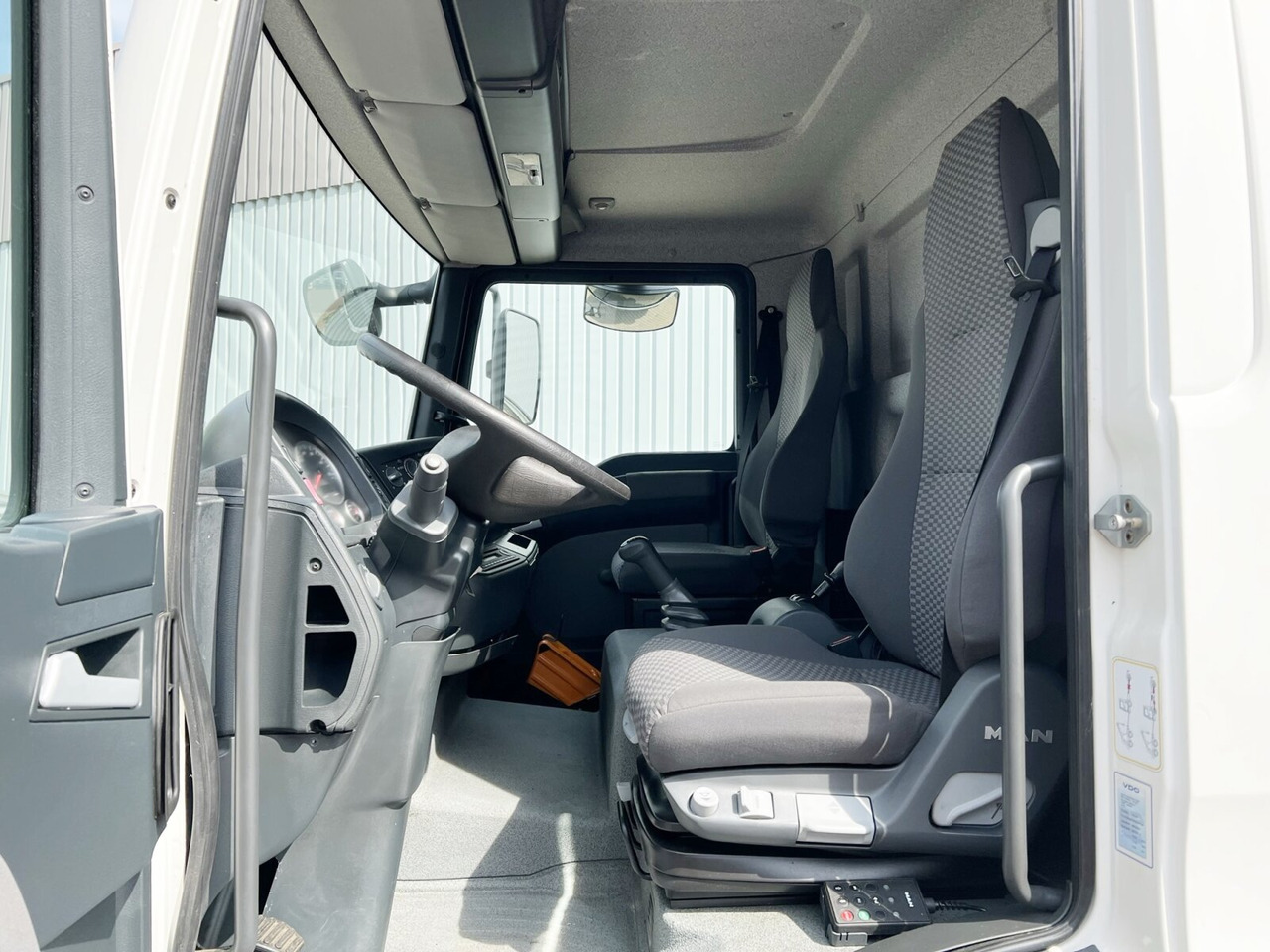 Innenraum Bild 1: MAN TGL 12.210 4X2 BL TGL 12.210 4X2 BL – Finanzierungsleasing MAN TGL 12.210 4X2 BL TGL 12.210 4X2 BL