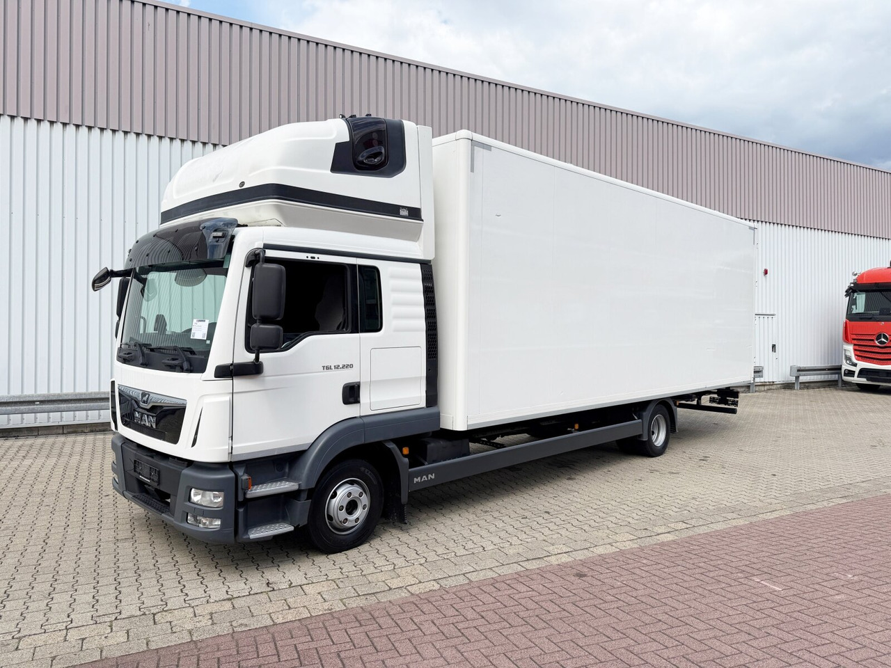 MAN TGL 12.220 4x2 BL TGL 12.220 4x2 BL, TopSleeper, Navi - Koffer LKW: das Bild 1 MAN TGL 12.220 4x2 BL TGL 12.220 4x2 BL, TopSleeper, Navi - Koffer LKW: das Bild 1