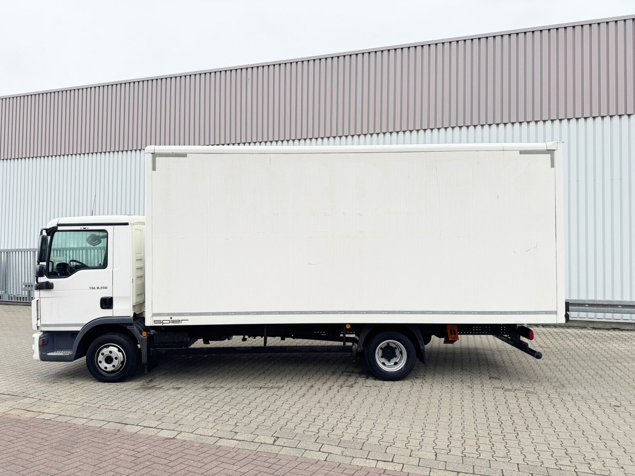 MAN TGL 8.150/180 4x2 BL TGL 8.150/180 4x2 BL, Möbelkoffer mit Rolltor - Koffer LKW: das Bild 2 MAN TGL 8.150/180 4x2 BL TGL 8.150/180 4x2 BL, Möbelkoffer mit Rolltor - Koffer LKW: das Bild 2