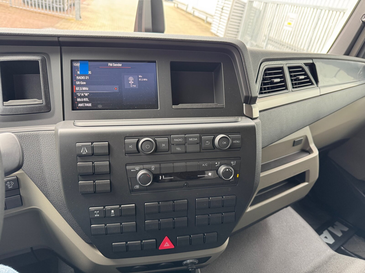 MAN TGL 8.160 4x2 BL CH TGL 8.160 4x2 BL CH, 3x VORHANDEN! - Fahrgestell LKW: das Bild 5 MAN TGL 8.160 4x2 BL CH TGL 8.160 4x2 BL CH, 3x VORHANDEN! - Fahrgestell LKW: das Bild 5