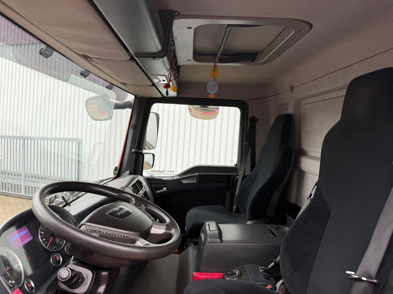 MAN TGM 22.290 6x2-4 LL TGM 22.290 6x2-4 LL, EEV, Lenkachse, 2x AHK, Getränkekoffer, LBW MBB - Koffer LKW: das Bild 5 MAN TGM 22.290 6x2-4 LL TGM 22.290 6x2-4 LL, EEV, Lenkachse, 2x AHK, Getränkekoffer, LBW MBB - Koffer LKW: das Bild 5