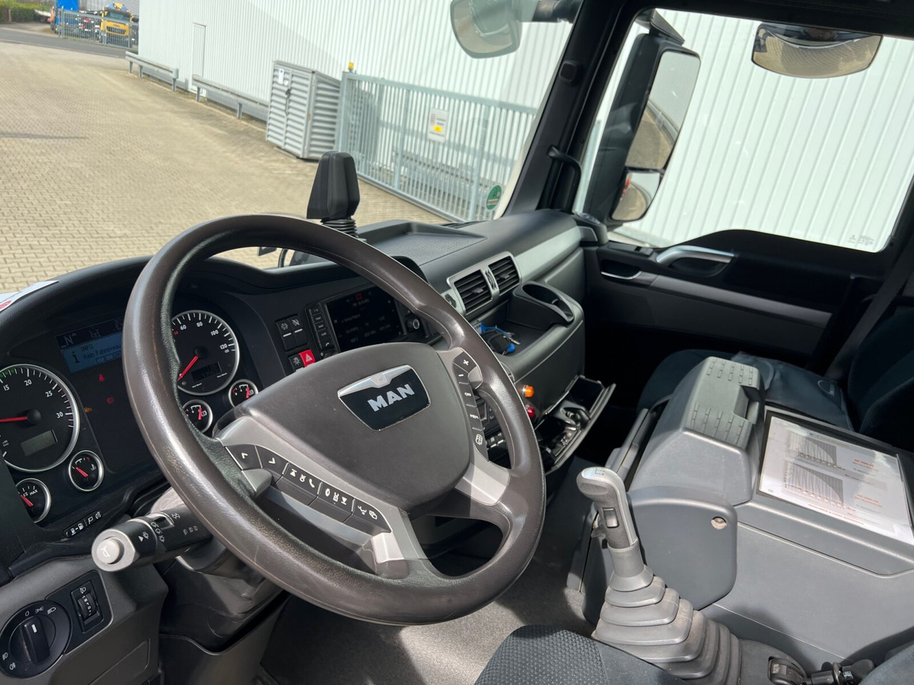 MAN TGS 26.360/400 6x2-4 BL TGS 26.360/400 6x2-4 BL, Lenk-/Lift, Kran Atlas AK 206.3E A5, Funk - Autokran, Pritsche LKW: das Bild 3 MAN TGS 26.360/400 6x2-4 BL TGS 26.360/400 6x2-4 BL, Lenk-/Lift, Kran Atlas AK 206.3E A5, Funk - Autokran, Pritsche LKW: das Bild 3