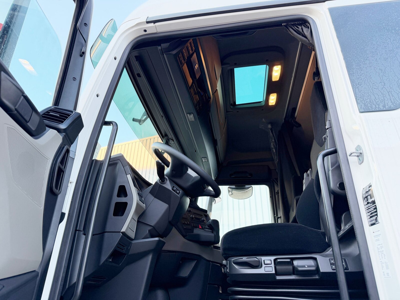 MAN TGX 26.470 6x2-4 BL TGX 26.470 6x2-4 BL, Lenk-/Liftachse, Retarder, Navi, Heckkran Atlas AK 170.2-A2 - Autokran, Pritsche LKW: das Bild 5 MAN TGX 26.470 6x2-4 BL TGX 26.470 6x2-4 BL, Lenk-/Liftachse, Retarder, Navi, Heckkran Atlas AK 170.2-A2 - Autokran, Pritsche LKW: das Bild 5