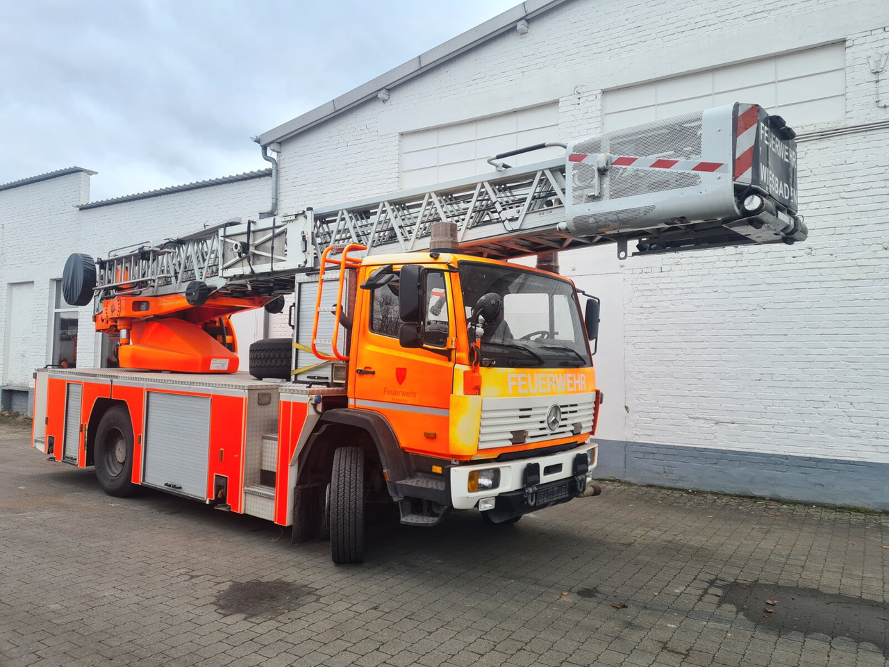 Mercedes-Benz 1524 DL 23-12 Drehleiter Feuerwehr 1524/4x2 DL 23-12 Drehleiter Feuerwehr - Feuerwehrfahrzeug: das Bild 1 Mercedes-Benz 1524 DL 23-12 Drehleiter Feuerwehr 1524/4x2 DL 23-12 Drehleiter Feuerwehr - Feuerwehrfahrzeug: das Bild 1