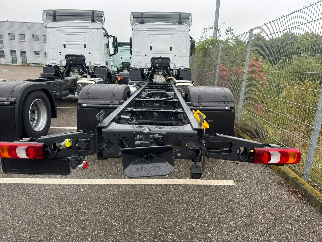 Mercedes-Benz Actros 1827/30 L 4x2 Actros 1827/30 L 4x2, Gardine, LBW - Pritsche LKW: das Bild 2 Mercedes-Benz Actros 1827/30 L 4x2 Actros 1827/30 L 4x2, Gardine, LBW - Pritsche LKW: das Bild 2