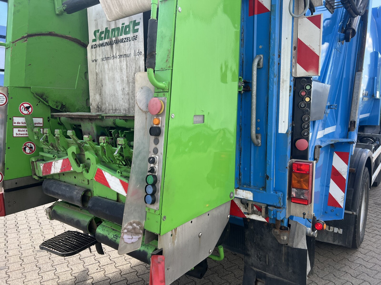 Mercedes-Benz Actros 2032 LA 4x4 Actros 2032 LA 4x4, Faun Variopress 310 ca. 10m³, Zöller Schüttung - Müllwagen: das Bild 3 Mercedes-Benz Actros 2032 LA 4x4 Actros 2032 LA 4x4, Faun Variopress 310 ca. 10m³, Zöller Schüttung - Müllwagen: das Bild 3