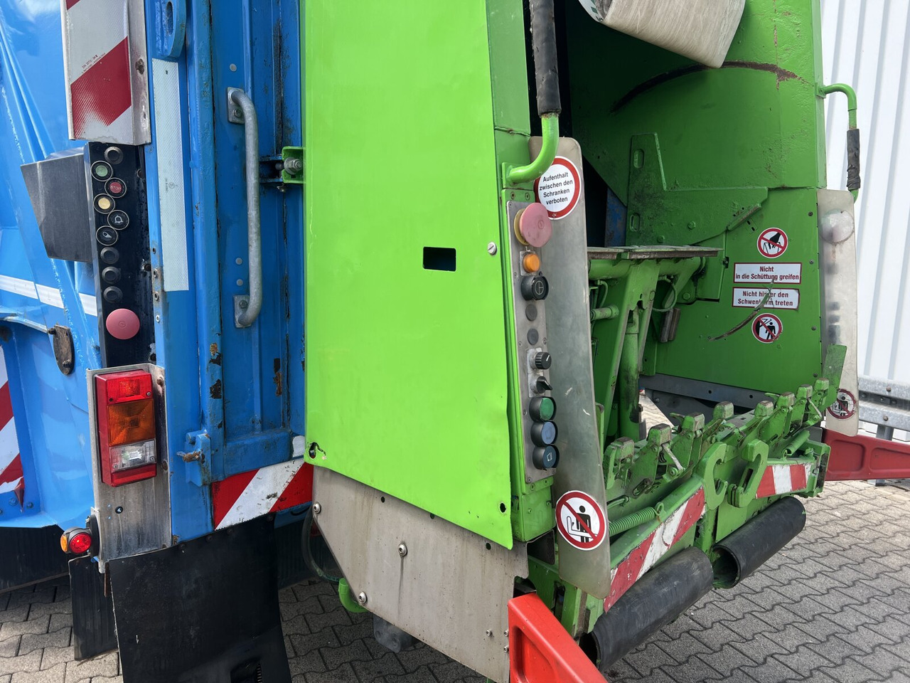 Mercedes-Benz Actros 2032 LA 4x4 Actros 2032 LA 4x4, Faun Variopress 310 ca. 10m³, Zöller Schüttung - Müllwagen: das Bild 2 Mercedes-Benz Actros 2032 LA 4x4 Actros 2032 LA 4x4, Faun Variopress 310 ca. 10m³, Zöller Schüttung - Müllwagen: das Bild 2